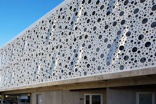 沖孔鋁單板做外墻的外觀優(yōu)勢(shì)